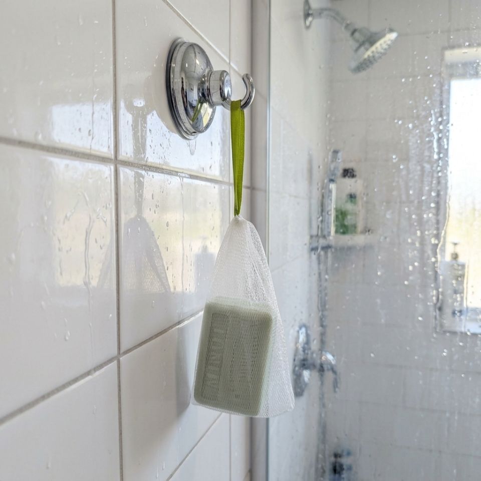 A-G-MOUSS_Filet-savon-moussant-foaming-soap-mesh-bag-2 Sac filet moussant contenant un savon solide suspendu dans une douche