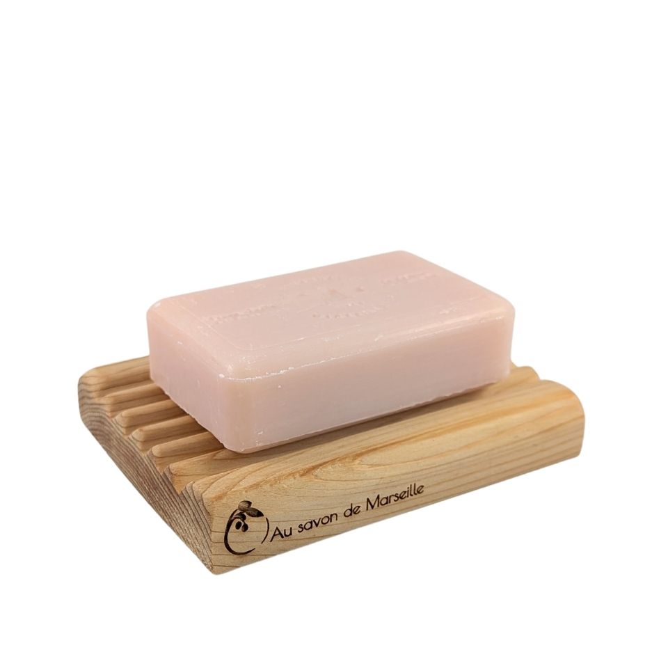 PORTESAVON-4_Porte-savon-cedre-4po-cedar-soap-dish-2 Savon solide déposé sur le porte-savon en cèdre 4 po