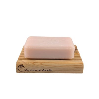 Savon solide déposé sur le porte-savon en cèdre 4 po