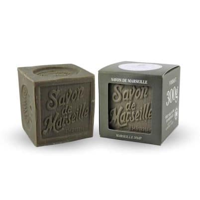 Deux cubes de savon de Marseille raffinés à l'huile d'olive un sans sa boîte et l'autre ; avec.