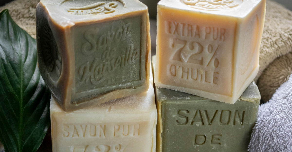Cubes de savon de Marseille authentique vert et beige de la Savonnerie Le Sérail