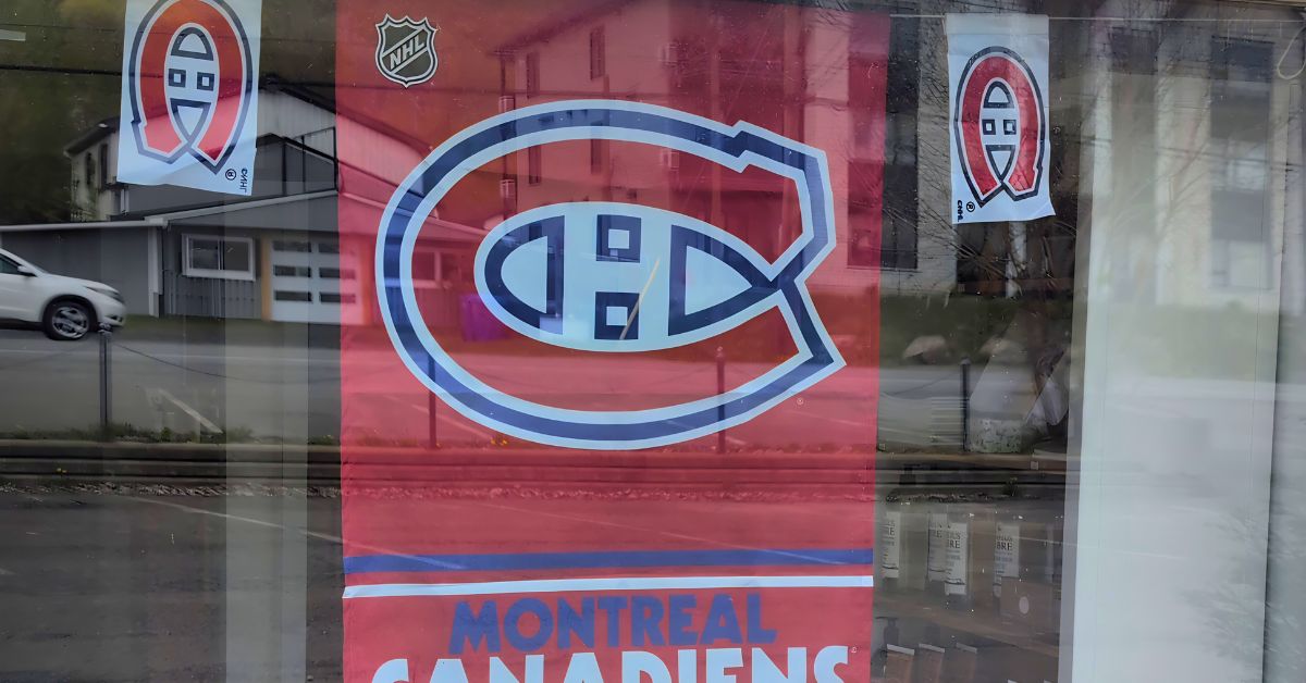 Notre vitrine décorée avec les drapeaux des Canadiens de Montréal