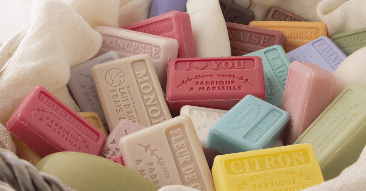 Panier de savonnettes marseillaises colorées, enrichies au beurre de karité, lait d'ânesse et lait de chèvre