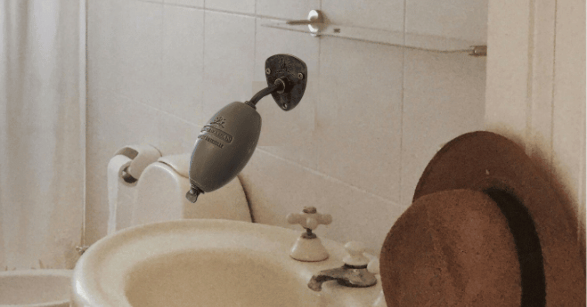 Savon d'écolier et son support mural fixé au mur au dessus du lavabo d'une salle de bain