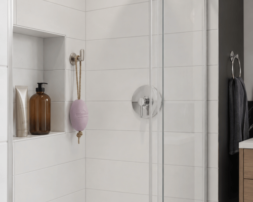 Savon d'écolier sur corde suspendu dans une douche moderne