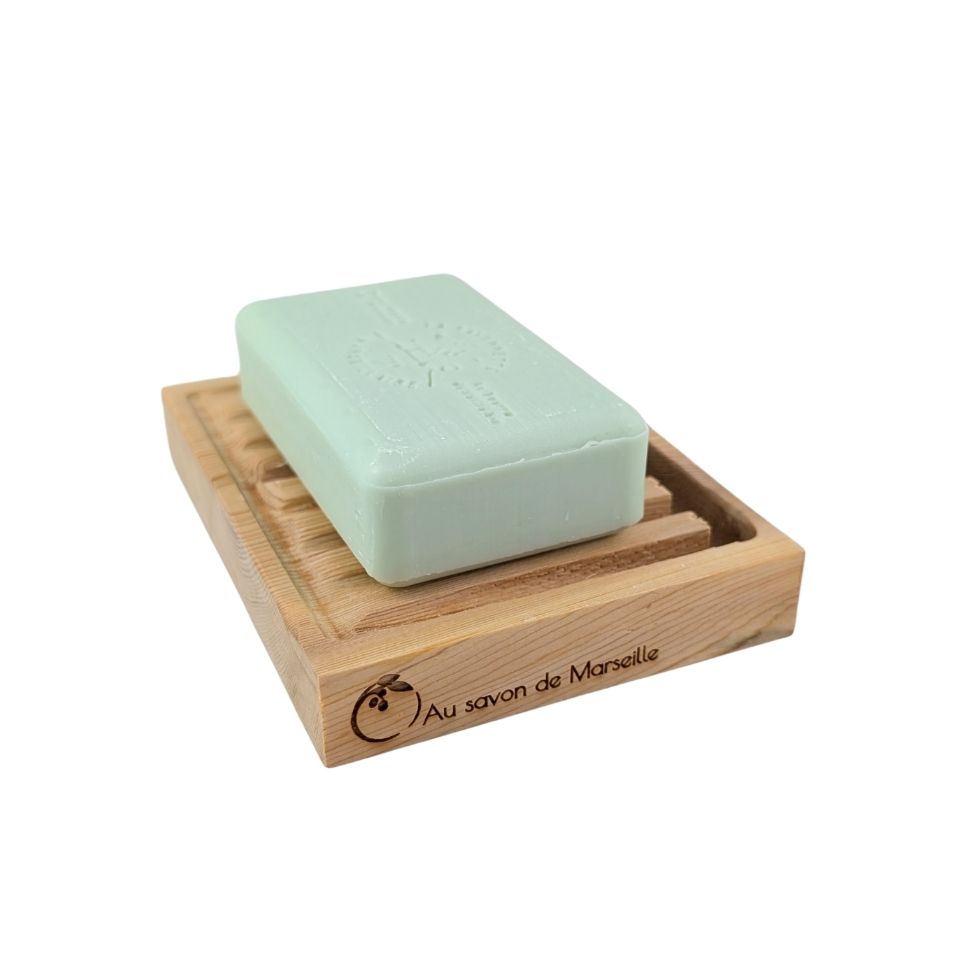 P-SAVON-DCOULÉ_Porte-savon-coulé-cèdre-cast-cedar-soap-dish-2 Savon solide déposé sur le porte-savon coulé en cèdre