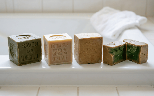 Cubes de savon de Marseille vert et blanc avec savons d'Alep