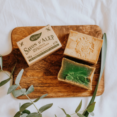 Savon d’Alep 25 % coupé en deux, avec son cœur vert et son extérieur brun