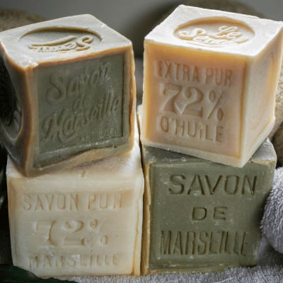 Différences entre le Savon de Marseille vert et blanc selon les huiles utilisées.